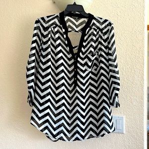 Heart Soul 3X Black and white chevron blouse 3/4 sleeve, V- neck